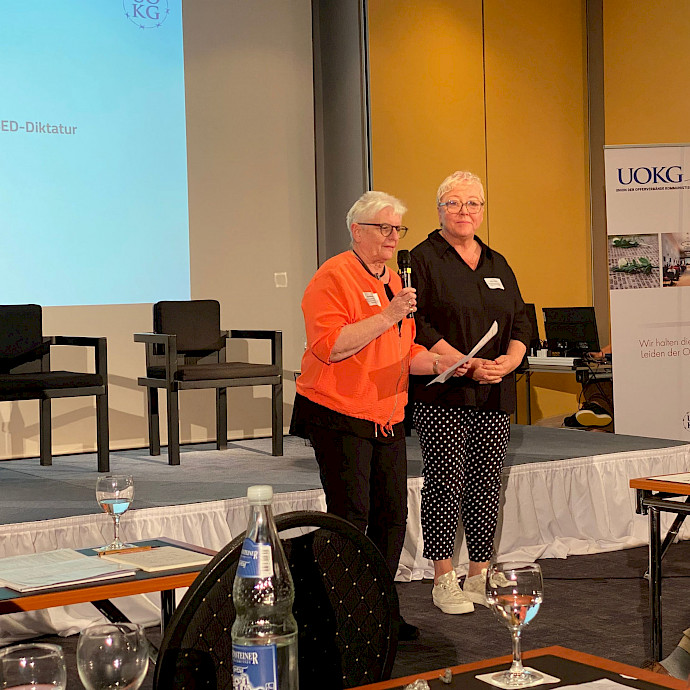 Frauengefängnis von außen, teils von einem kahlen Baum verdeckt