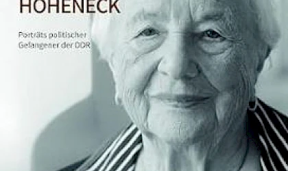 Angeregtes Gespräch zwischen Claudia Roth und drei anderen Besucher:innen der Gedenkstätte Hoheneck.