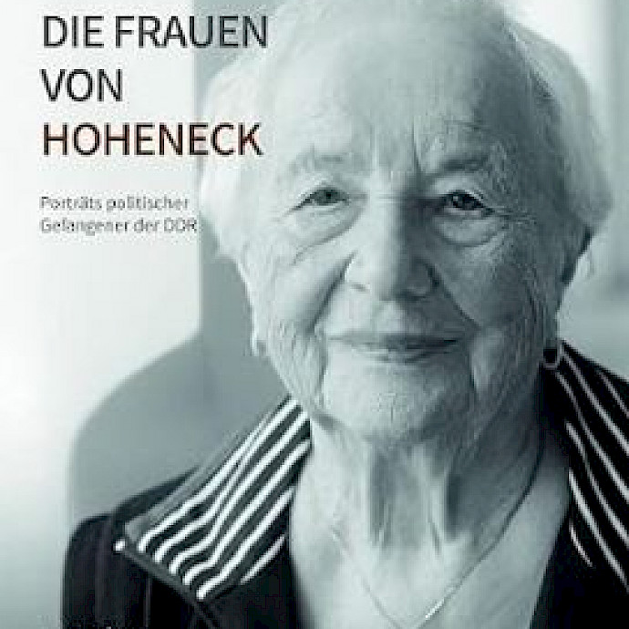 Angeregtes Gespräch zwischen Claudia Roth und drei anderen Besucher:innen der Gedenkstätte Hoheneck.