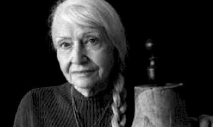 Angeregtes Gespräch zwischen Claudia Roth und drei anderen Besucher:innen der Gedenkstätte Hoheneck.