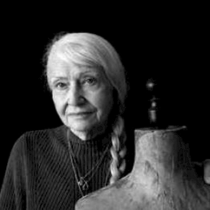 Angeregtes Gespräch zwischen Claudia Roth und drei anderen Besucher:innen der Gedenkstätte Hoheneck.
