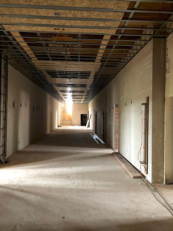 Blick in einen entkernten Korridor des ehemaligen Frauengefängnisses Hoheneck