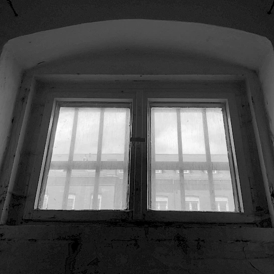 Blick aus dem Fenster einer Gefängniszelle, Bild in schwarz-weiß
