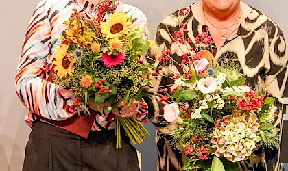 Detailaufnahme eines Stacheldrahtes, der über einen Zaum gespannt ist