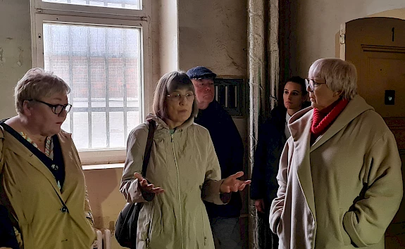 Claudia Roth mit drei weiteren Besucher:innen des ehemaligen Frauengefängnisses Hoheneck im Gebäude.